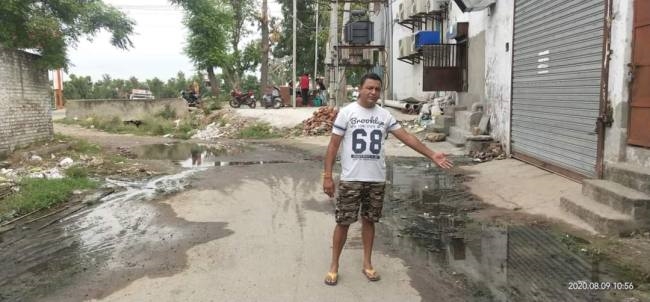 सीवरेज ब्लॉक, गलियों में भरा गंदा पानी