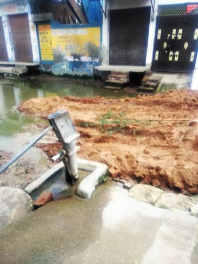 ईदगाह में टूटी सड़क व जलभराव ने किया लोगों का जीना दूभर