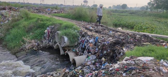 नगर पंचायत ही लगा रही नदी किनारे गंदगी का ढेर