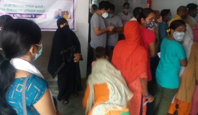 वैक्सीन को लंबी कतार, लापरवाह बने जिम्मेदार