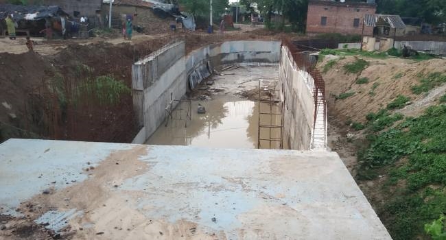 तीन माह से अधूरा रेलवे अंडर पास, डीआरएम को भेजा पत्रक