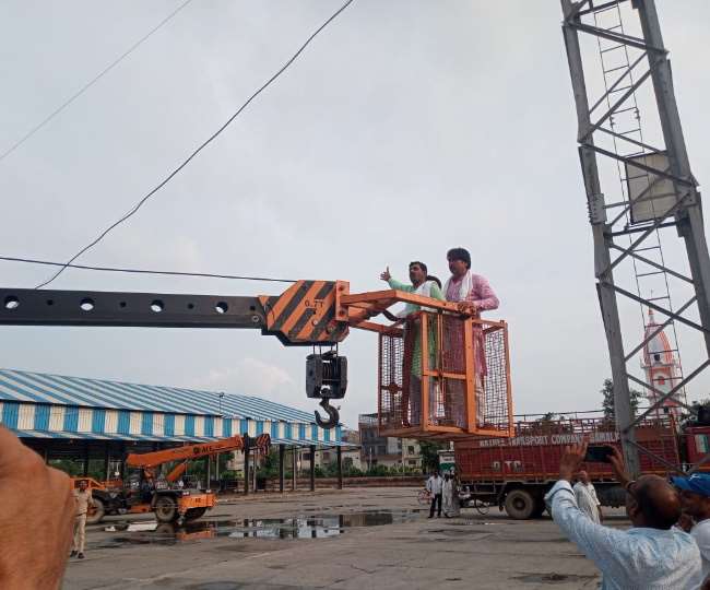 चालीस फीट के टावर पर चढ़ा आढ़ती का बेटा, चढ़ूनी-टिकैत से बात करने के बाद क्रेन से उतरा, जानिये वजह