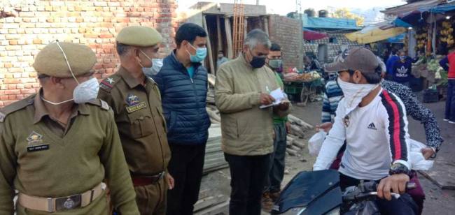 बिना मास्क पहने घर से निकले लोगों का किया चालान