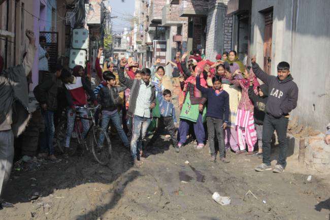 राजनगर में गलियां उखाड़ी, कीचड़ जमा, लोग परेशान