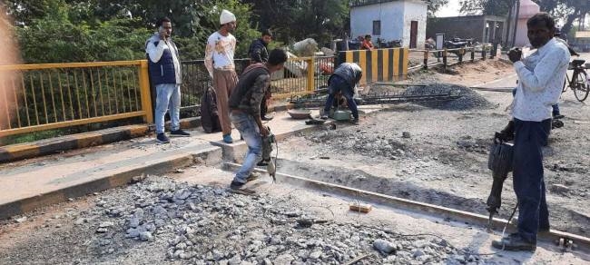 कालपी के पुराना पुल बंद होने से जाम में फंसे वाहन