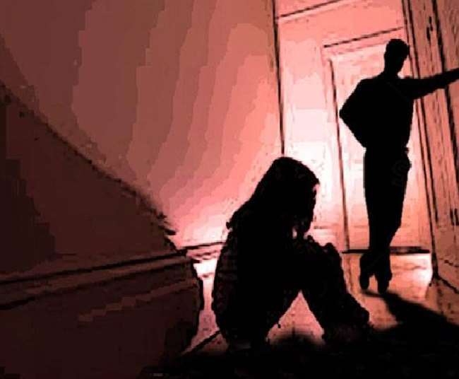 नौकरी दिलाने के नाम पर युवती से बढ़ाईं नजदीकियां और फिर बनाया हवस का शिकार