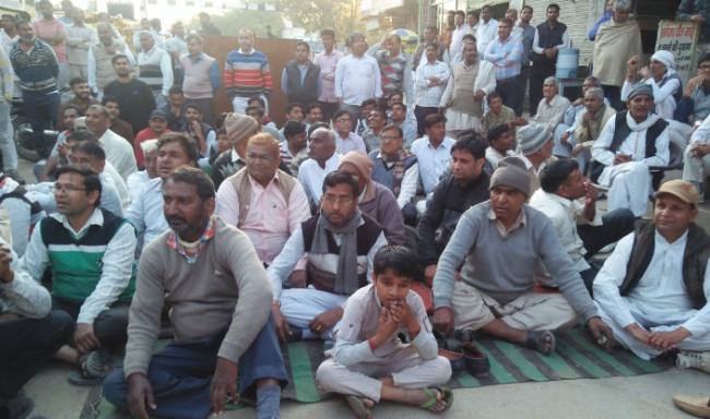 एडीआरएम के निर्देश पर अंडरपास का नक्शा बनाने पहुंचे रेलवे अधिकारी