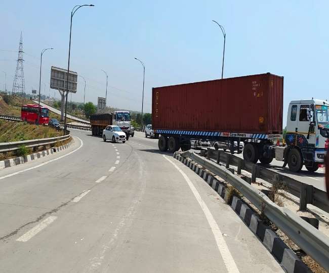 ईस्टर्न पेरीफेरल एक्सप्रेस वे के मवीकलां बूथ पर किसानों का धरना समाप्त, वाहनों ने भरा फर्राटा Baghpat News