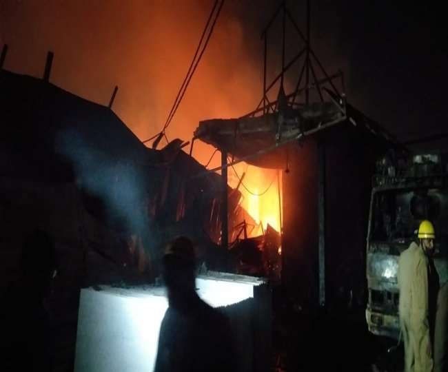 दिल्ली के शास्त्री पार्क फर्नीचर मार्केट में आग, सौ से ज्यादा दुकानें जलकर खाक