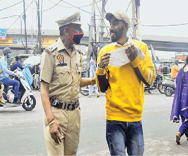 Delhi Coronavirus: लोगों का आरोप, दिल्ली की सड़कों पर सिविल डिफेंस के लोग कर रहे मनमानी, जबर्दस्ती काट दे रहे मास्क न पहनने का चालान