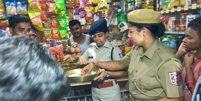 फणि प्रभावितों के लिए राहत जुटाने थाल लेकर निकलीं एसपी सारा