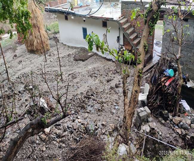 पिथौरागढ़ के जाख पंत में मूसलधार बारिश, मलबे से पटे घर व खेत