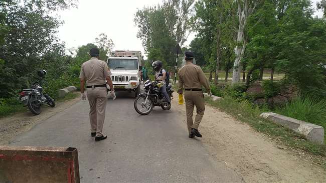 Corona Curfew: सीमावर्ती क्षेत्र में पुलिस ने बढ़ाई सख्ती, इंदौरा थाना की टीम ने इन मार्गों पर लगाए 24 घंटे नाके