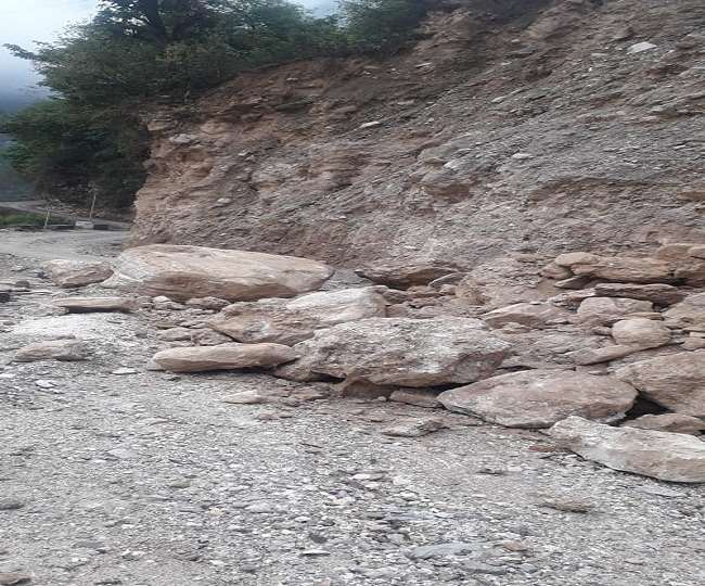 सीमांत में जमकर बरसे बादल, चोटियों पर हिमपात, मलबा आने से नाचनी-कोट्यूड़ा मार्ग बंद