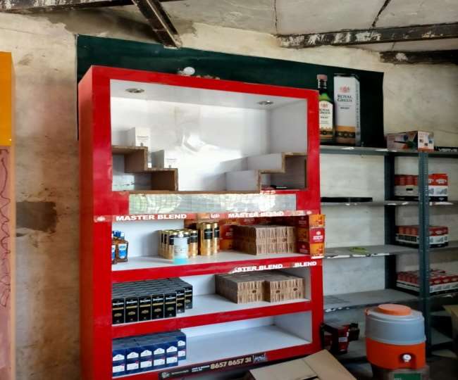 Theft in Wine Shop: कोरोना कर्फ्यू में पुलिस चौकी के सामने अंग्रेजी शराब की दुकान से लाखों की शराब ले गए चोर