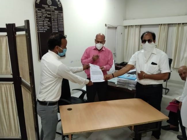 बिजली बिल माफी को लेकर कांग्रेस कार्यकर्ताओं ने तहसीलदार को सौंपा ज्ञापन