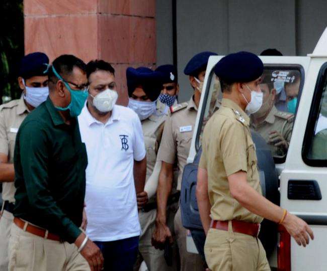 चंडीगढ़ कोठी प्रकरण में 50 हजार का इनामी आरोपित अरविंद सिंगला ने जिला अदालत में किया सरेंडर