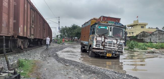 सड़क बना जलाशय, जान जोखिम में रखकर चालक गुजरते है रेक प्वाइंट से
