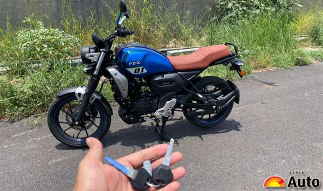 Yamaha FZ-X Review: 150cc इंजन के साथ सेगमेंट में बिल्कुल अलग डिजाइन