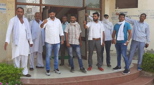 नौकरी से हटाए बिजली कर्मचारियों को वापस लेने के लिए नारेबाजी