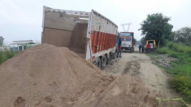 ट्रक धंसने से छह घंटे बाधित रहा असोथर-गाजीपुर मार्ग