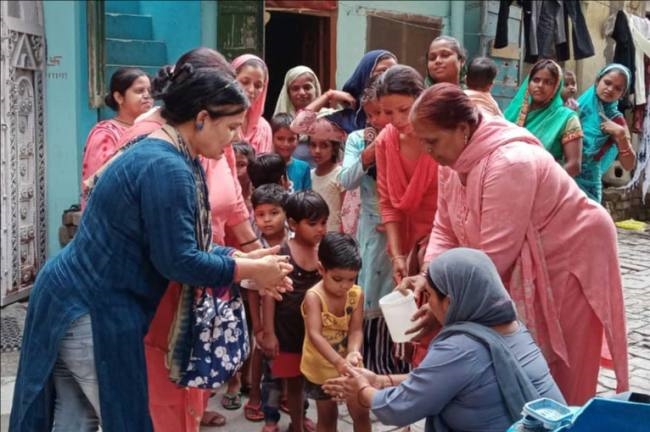 आंगनबाड़ी केंद्र में बेटियों का जन्मदिन मनाया