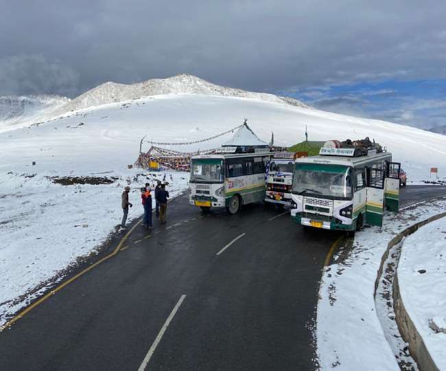 Snowfall In Himachal: मनाली-लेह मार्ग पर बिछी बर्फ की चादर, पर्यटकों की मस्ती पर जोखिम भी बढ़ा, देखिए तस्वीरें