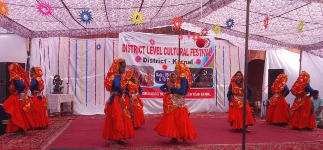 जिलास्तरीय कल्चर फेस्ट में नीलोखेड़ी छात्राओं का नृत्य प्रथम