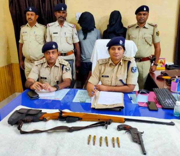रायफल व कारतूस के साथ सहोदर भाई गिरफ्तार