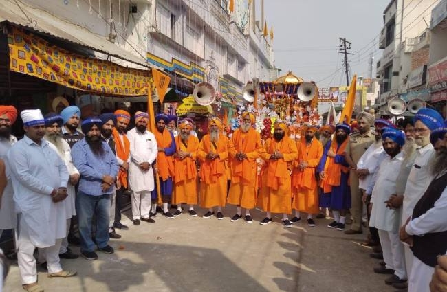 पांच प्यारों की अगुआई में नगर कीर्तन निकाला