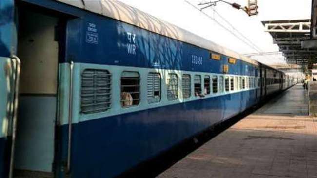 कोरोना के चलते बंगाल में 8 महीने बाद शुरू हुई लोकल ट्रेन सेवा, लोगों ने ली राहत की सांस