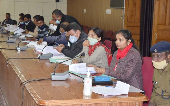 न्यायालय में चल रहे प्रकरणों को समय पर निस्तारित करने के निर्देश