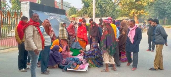 दैनिक मजदूर के शव के साथ विश्वविद्यालय के गेट को किया जाम
