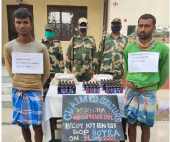 BSF ने अंतरराष्ट्रीय सीमा से 68 बोतल फेंसिडिल कफ सिरप के साथ दो तस्करों को दबोचा
