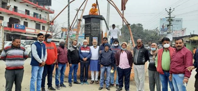 युवा स्वामी विवेकानंद के बताए रास्ते पर चलें