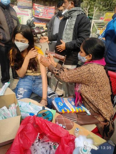 टीका लगवाकर संक्रमण से खुद को किया सुरक्षित