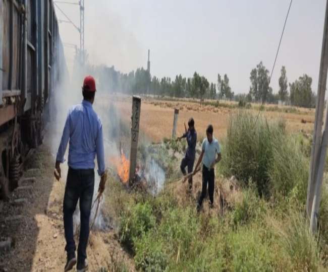 ट्रैक के बगल आग की लपटें देख कर्मचारियों ने ट्रेन रोक बुझाई आग, प्रतापगढ़ में कर्मचारियों की सूझबूझ से बची मालगाड़ी