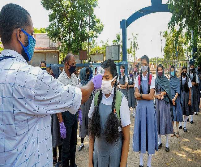 कोरोना की बढ़ती रफ्तार के कारण स्कूली पाठ्यक्रम में फिर की जा सकती है कटौती, शिक्षा मंत्रालय में बैठकों का दौर जारी