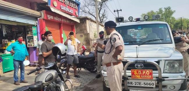 सड़कों पर चहलकदमी करने वालों पर पुलिस की सख्ती