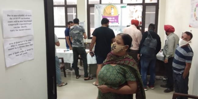 वैक्सीन संकट : सिविल अस्पताल सहित 100 वैक्सीन सेंटरों में नहीं हुआ टीकाकरण
