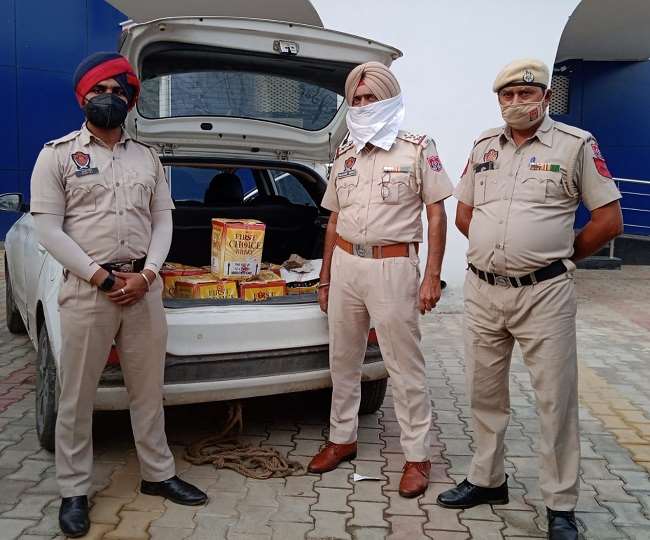 जालंधर की मधुबन कॉलोनी से अवैध शराब की 8 पेटियां पकड़ी, खाली प्लॉट में खड़ी कार में रखी थी बोतलें