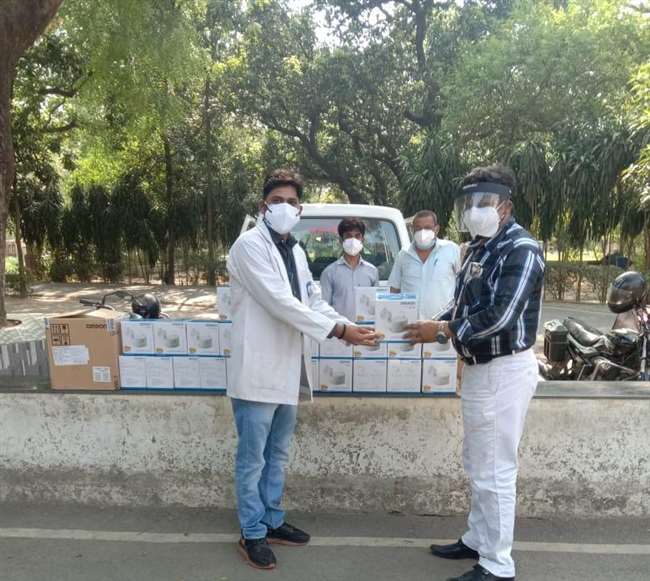 वाराणसी के जिलाधिकारी ने होमी भाभा कैंसर चिकित्सालय को कोविड संक्रमित मरीजों के उपचार के लिए दिया 25 नेबुलाइजर