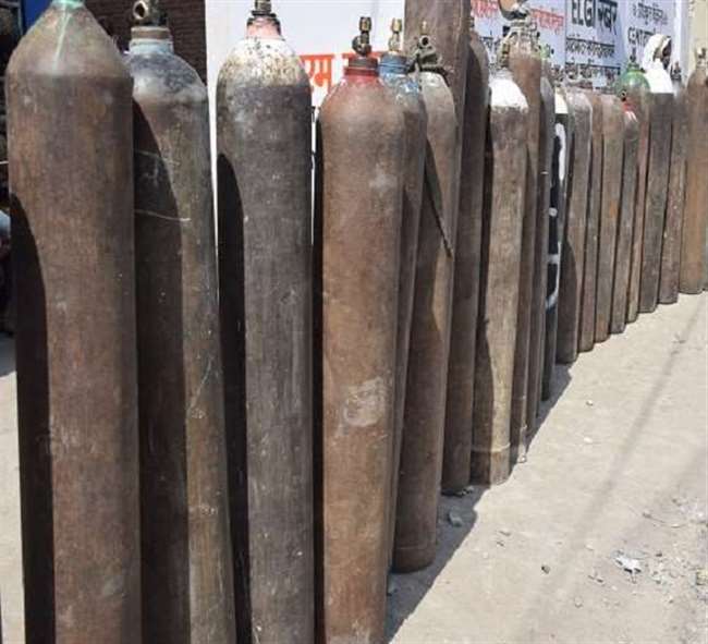 Oxygen cylinder Crises: अब डॉक्टर का पर्चा दिखाने पर ही मिलेगा आक्सीजन सिलिंडर, कानपुर में होम आइसोलेशन में हैं 13261 संक्रमित