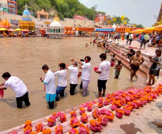 दिल्ली युवा कांग्रेस ने हरिद्वार में गंगा में विसर्जित की पांच सौ मृतकों की अस्थियां