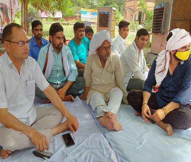 युवाओं के भविष्य को खोखला कर रही शराब बंद हो, तहसील मुख्यालय पर भूख हड़ताल Aligarh news