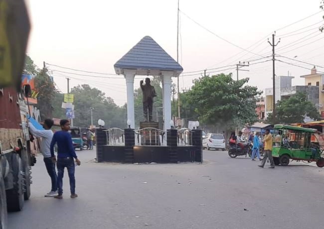 लाखों का हुआ ठेका, यात्री सुविधाओं को न देखा