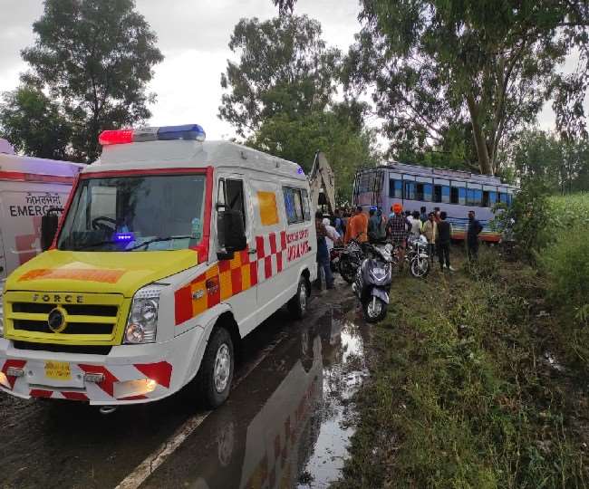 होशियारपुर के गांव रामपुर में बेकाबू बस पेड़ से टकराई, 30 लोग घायल; एक की मौत