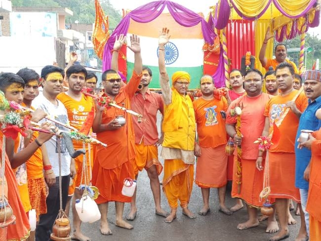 तिरंगा कांवर यात्रा निकाल किया जलाभिषेक