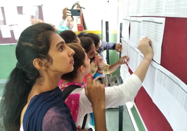 कालेजों में कट आफ लिस्ट जारी होने के बाद विद्यार्थी नहीं ले सके दाखिला