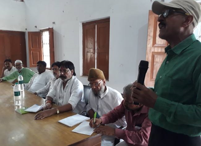रेलवे स्टेशन को हाल्ट बनाए जाने का विरोध